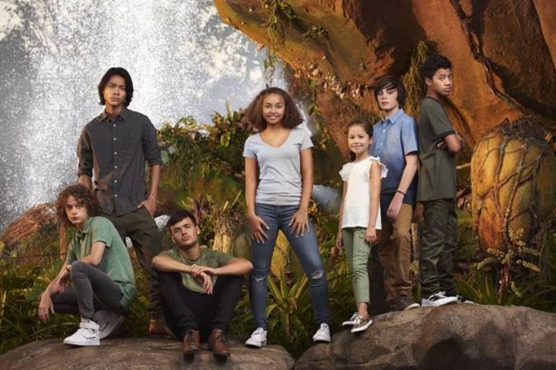 L-R: Britain Dalton (Lo’ak of the Sully Family), Filip Geljo (Aonung of the Metkayina Clan), Jamie Flatters (Neteyam of the Sully Family), Bailey Bass (Tsireya of the Metkayina Clan), Trinity Bliss (Tuktirey of the Sully Family), Jack Champion (Javier “Spider” Socorro), and Duane Evans Jr (Rotxo of the Metkayina Clan). 