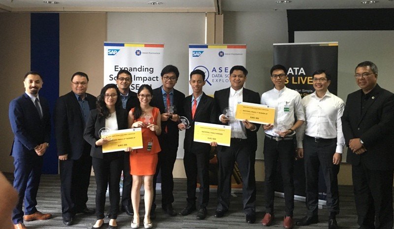 ASEAN Data Science Explorers National Finals 1st place winners, Miguelito Tolipas and Alexis Glenn Espina (Team VizziePeople) from UP Diliman; 2nd place winners, Adelyn Labine and Laurenth Krishte Roxas (Team Neophyte) from Malayan Colleges Laguna; and 3rd place winners, Jay Mark Butalon and Tristan Gabriel Bal from Mapua University School of Information Technology; together with, representative of the ASEAN Foundation, and the guest panelists/judges: Carlos Mayorico Caliwara, Secretary of Department of Information and Communications Technology (DICT); Mark Rivera, Vice President of Philippine Young Entrepreneurs Association (PYEA); Dr. Josefe Santarita of University of the Philippines; and Reynaldo Parangas,Customer Solution Director of SAP Philippines; during the awarding ceremony of the competition held recently at the SAP Philippines office in Makati City. 