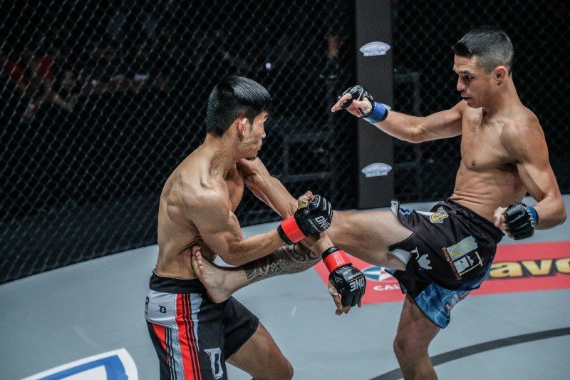 Anatpong Bunrad vs Reece Mclaren (ONE Championship photo) 