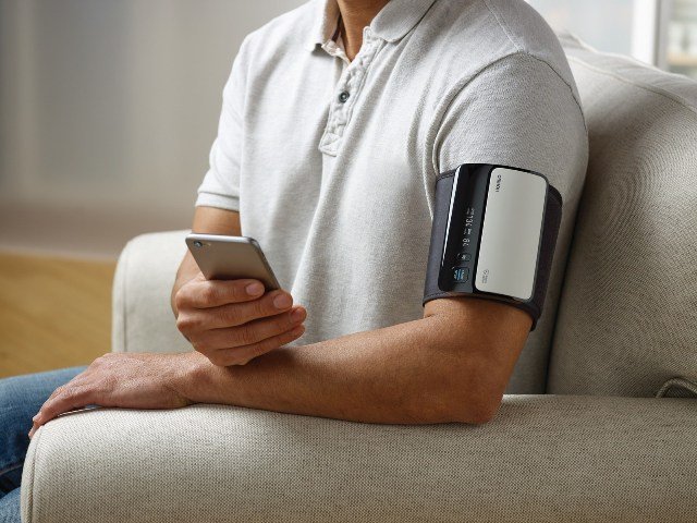 The Omron EVOLV® wireless upper arm device syncs to your smartphone via the Omron Connect US app, so data can be stored, tracked and shared with your doctor.