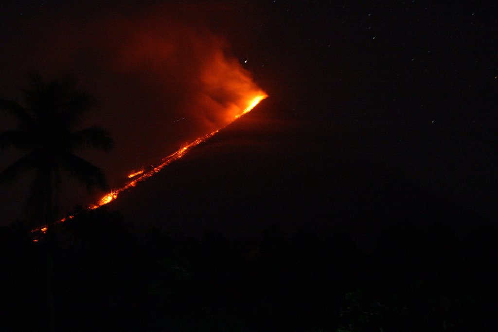 mayon volcano photo