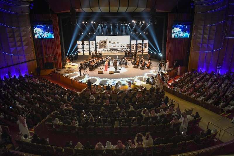 Egypt’s National Arab Music Ensemble of the Egyptian Opera House debuted in Saudi Arabia with the singer Nihad Fathy performing before a 2,500-strong audience in Riyadh. This is the first time a woman singer performed on stage in the Kingdom before a mixed crowd. (Photo courtesy of GCA Saudi Arabia.)