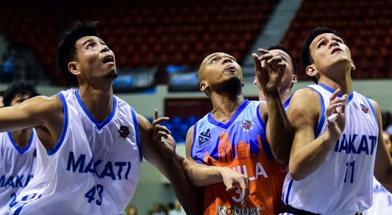 Jeckster Apinan and Cedric Ablaza of Makati try to sandwich Marvin Hayes of Manila as they prepare to go for a rebound.