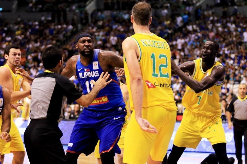 Gilas Pilipinas Center Andray Blatche goes after Daniel Kickert during the PH vs. AUS FIBA match (photo by Peter Paul Baltazar)
