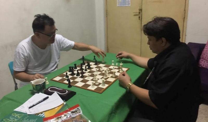 Arena Grandmaster (AGM) and Fide Master (FM) elect Roberto Ramos Suelo Jr.  (right) playing with former Olympian Cebuano International Master Rico Mascarinas.(Photo credit Roberto Ramos Suelo Jr.)
