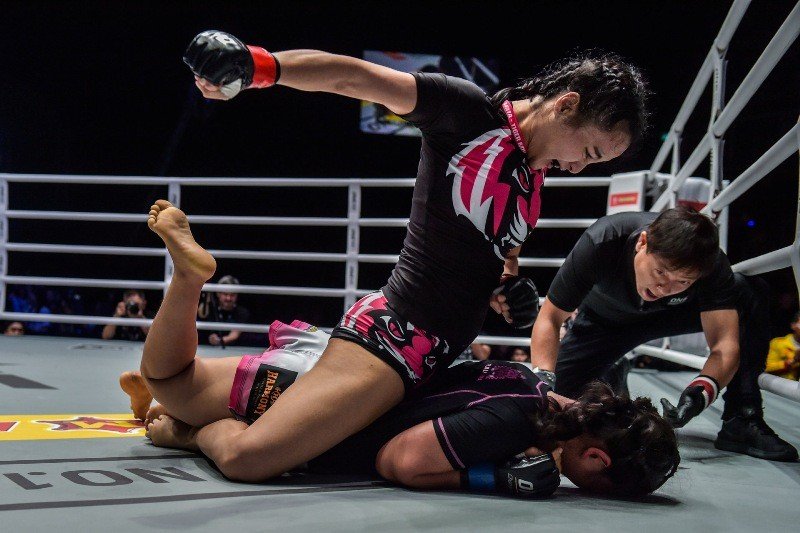 Rika Ishige vs Bozhena Antoniyar (ONE Championship photo)