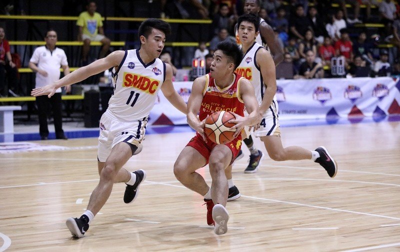 RK Ilagan  guarded by Miguel Oczon  (PBA Images) 