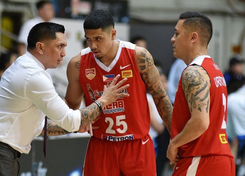 Jimmy Alapag gives instructions to Alab Pilipinas players. (photo from ASEAN Basketball League Facebook)