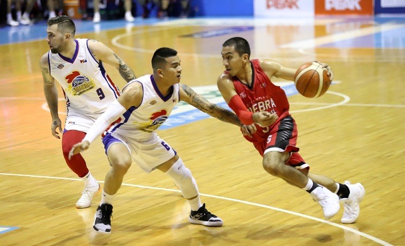 LA Tenorio (R) of Ginebra guarded by Jio Jalaon of Magnolia.  (PBA Images) 