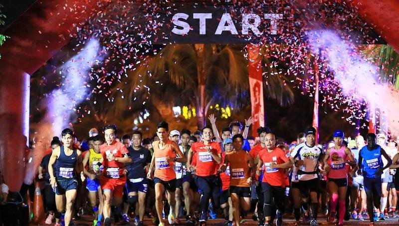 Passionate runners break out at the gunstart in the RUNRIO Trilogy Philippine Marathon held last year