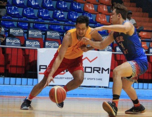 Christian Bunag of the Mapua Cardinals works his way against an Arellano Chiefs defender during the Filoil Preseason Cup games on May 16, 2019. (photo from Filoil Flying V Sports Facebook)