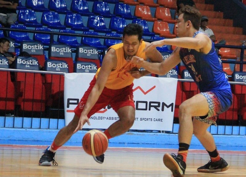Christian Bunag of the Mapua Cardinals works his way against an Arellano Chiefs defender during the Filoil Preseason Cup games on May 16, 2019. (photo from Filoil Flying V Sports Facebook)