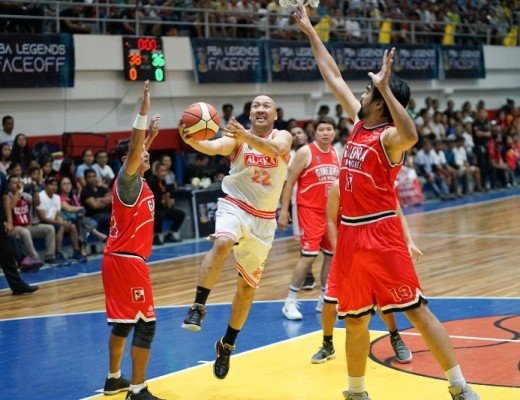 Alaska’s Jeffrey Cariaso drives against Ginebra’s Marlou Aquino (right) and Vince Hizon during their UNTV Cup PBA Legends Faceoff last Sunday at the Pasig City Sports Center.