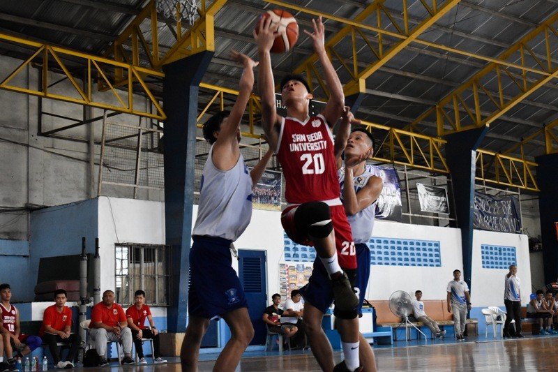 Justine Sanchez of San Beda goes up for a layup against Arellano Brave defenders (Fr. Martin's Cup photo)