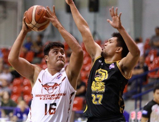 Arvie Bringas defended by Fidel Castro (PBA Image Bureau)