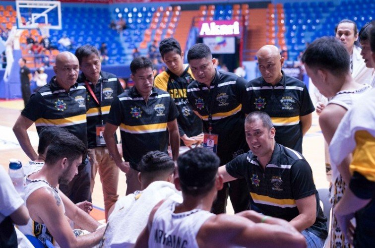 Gensan Warriors coach Rich Alvarez barking discussing a play with his players (MPBL photo)