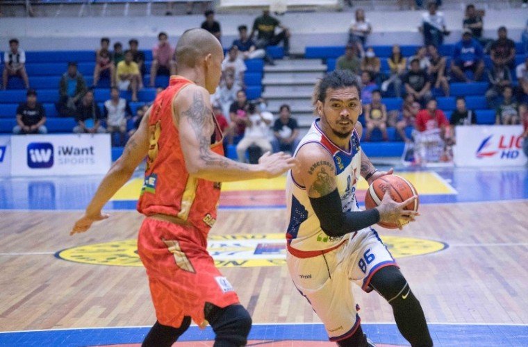 Mon Mabayo of the QC Capitals drives against Mark Yee of Davao Occidental. (MPBL photo)