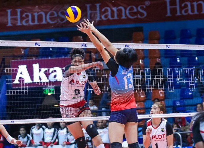 Aiko Urdas over Nica Guliman (PSL photo)