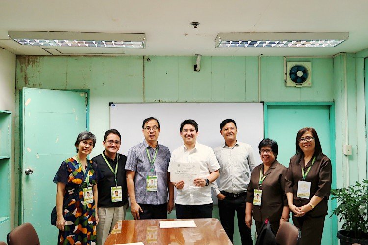 Dr. Mary Anne Ilao (OIC, Department of Newborn Medicine), Dr. Roberto Montaña (OIC, Office of the Chief of Medical Professional Staff), Dr. Esmeraldo Ilem (Medical Center Chief), Jose Alain Dela Merced (Assistant Chief Nurse), Hermenigilda Dayao (KMC Area Manager), and Solita D Garcia (NICU Area Manager) of the Dr. Jose Fabella Memorial Medical Center witness the handover of Samsung Electronics Philippines donation of two cutting-edge refrigerators to Dr. Jose Fabella Memorial Medical Center.