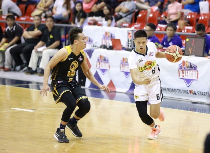 Russell Tan  of TIP passes off against Kimley Medina of Black Mamba (PBA Images) 