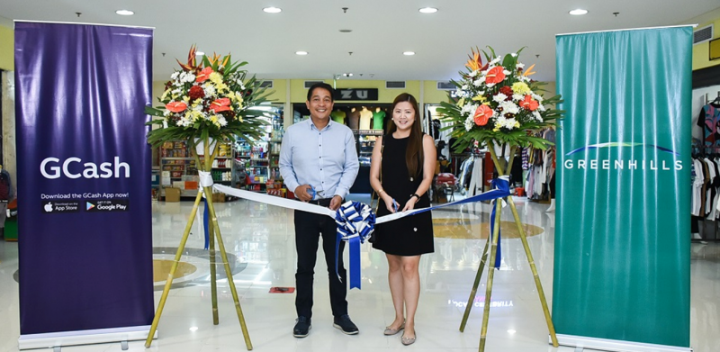 GCash’s Chief Commercial Officer for Payments JM Aujero (left) and Ortigas Malls Head of Leasing Cathy Duenas (right) doing an inaugural ribbon cutting at Shoppesville