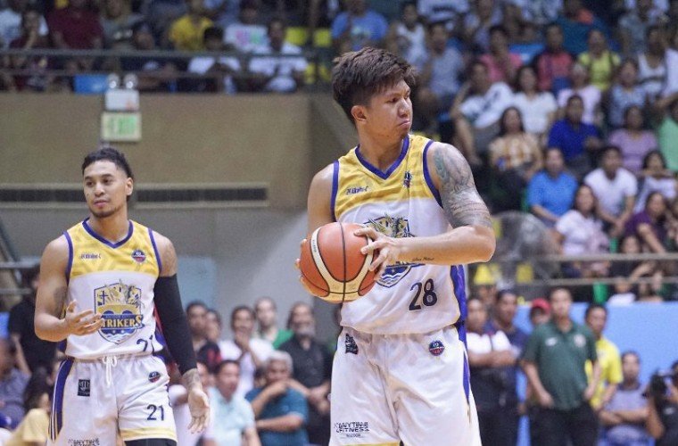  Michael Mabulac (holding the basketball) and the rest of the Bacoor Strikers will need to get their acts together to get back on the winning track.