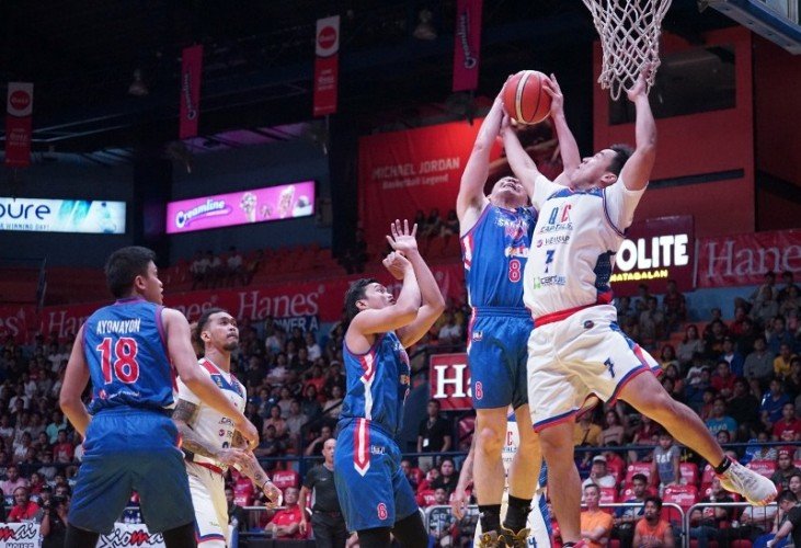 John Wilson of the San Juan Knights and Tonino Gonzaga of the QC Capitals fight it out to get the rebound. (MPBL photo)
