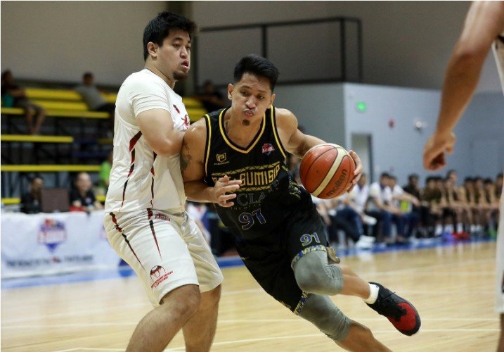 Chris Dumapig  of BRT Sumisip - St Clare drives past Ryan Buenafe of the Hypwerwash Vipers (PBA Images) 