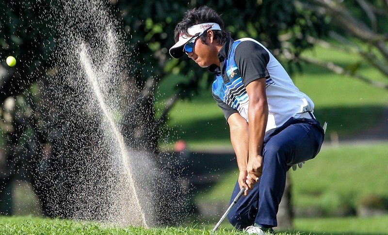 Ira Alido bucks a faulty closing stint off the bunker on No. 9 to save a spot in a crowded leaderboard