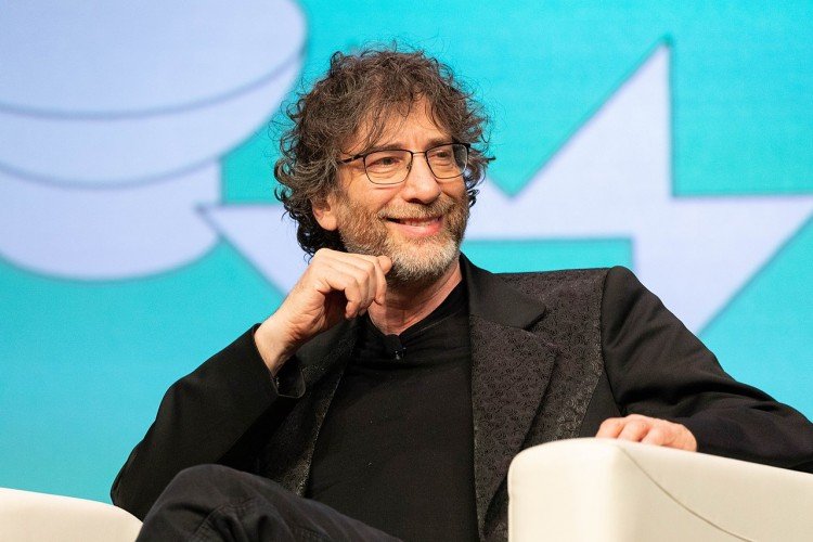 1280px-Neil_Gaiman_@_SXSW_2019_(47353203621)