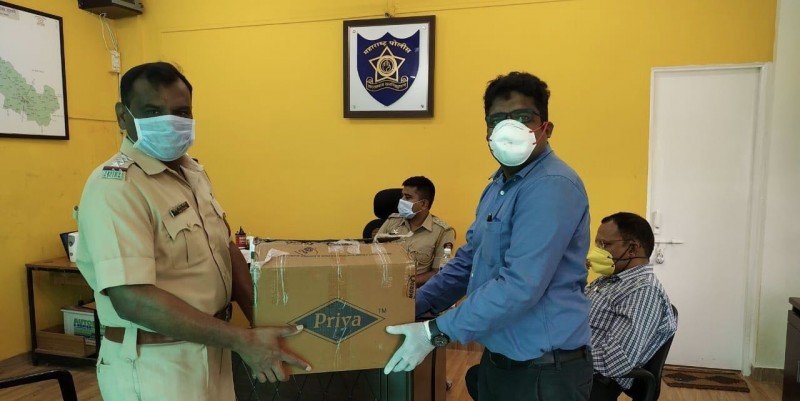 Hengtong India distributed face masks and hand sanitiser kits to the police officers [photo credit: Hengtong Group]