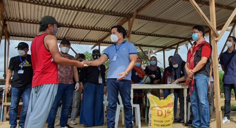 Displaced families sheltered in Sagonsongan Transitory Shelter Site receive one sack (25 kilos) of rice and P1, 500 cash assistance from the Task Force Bangon Marawi. The distribution of the relief assistance was led by TFBM Field Office Manager Asec. Felix Castro Jr. and Marawi City Mayor Majul Gandamra. (PIA ICIC)
