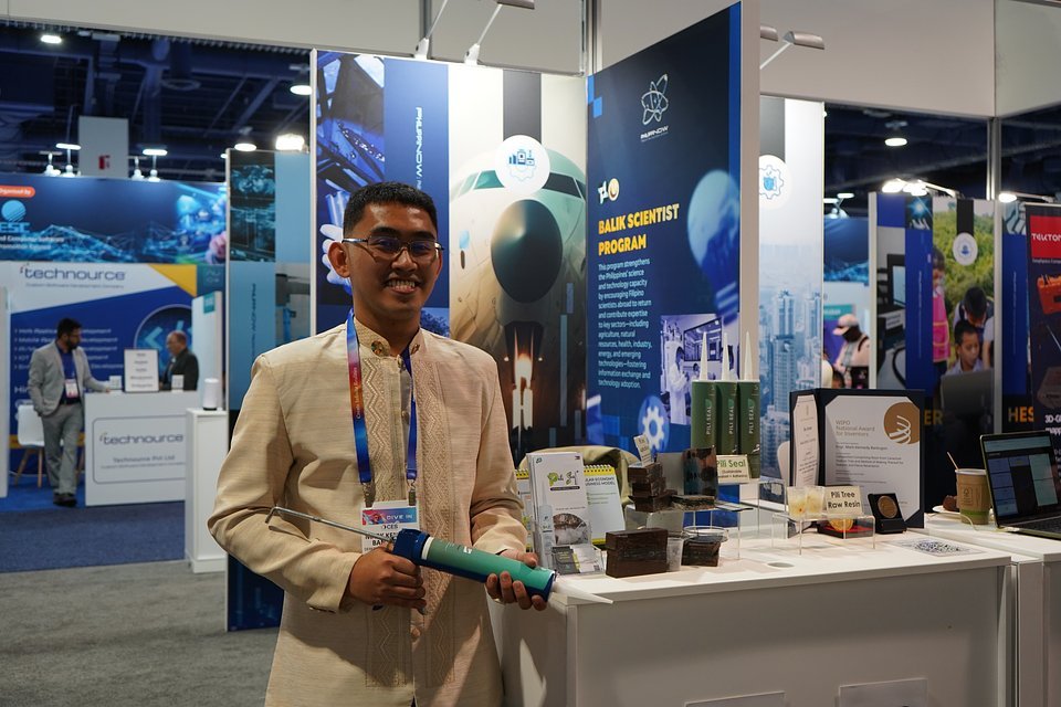Engr. Mark Kennedy Bantugon presents Pili Adheseal at CES 2025.