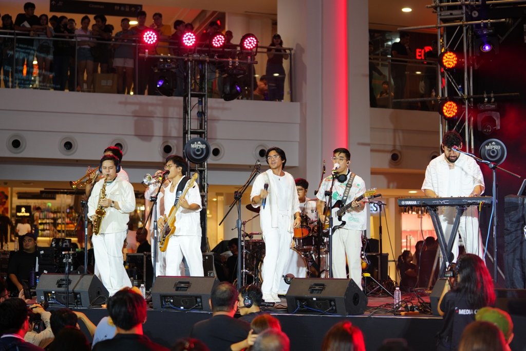 Lola Amour delivers a finale that energizes the crowd. (Photo: Sony Philippines)