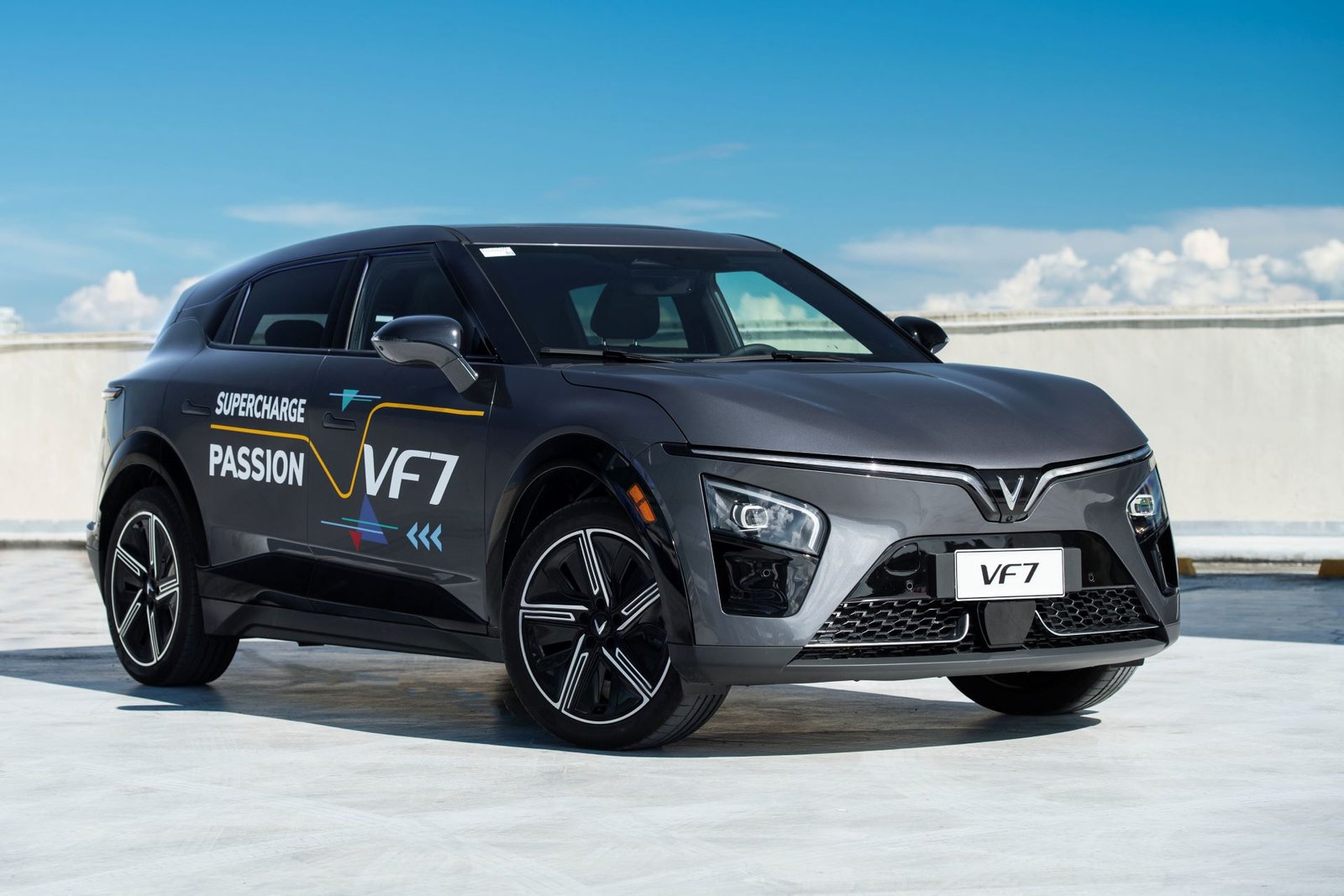 The VINFAST VF 7 redefines modern EV styling with its aerospace-inspired silhouette.