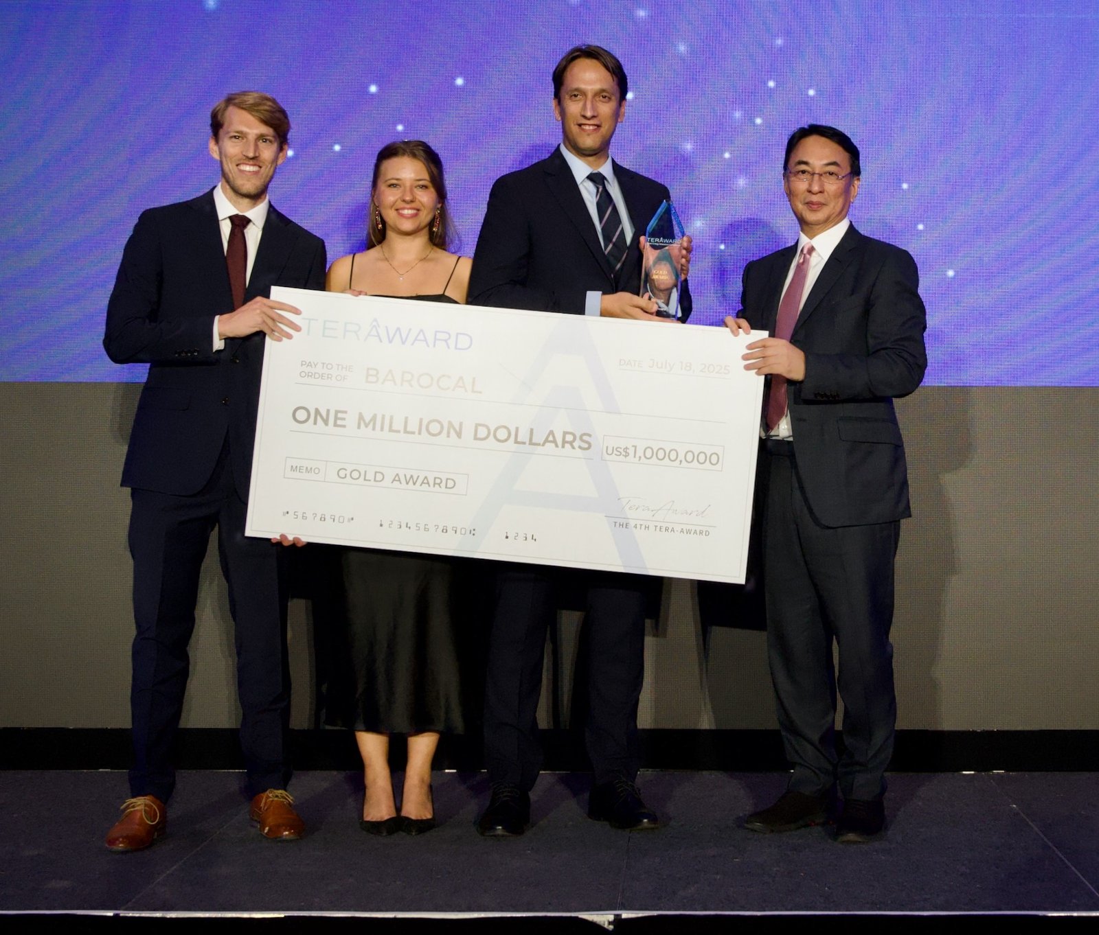 Dr Peter Lee, Founder of the TERA-Award, presents the Gold Award and the US$1 million prize to Barocal from the UK for their solid-state cooling system using barocaloric materials, which offers a sustainable alternative to traditional refrigerants.