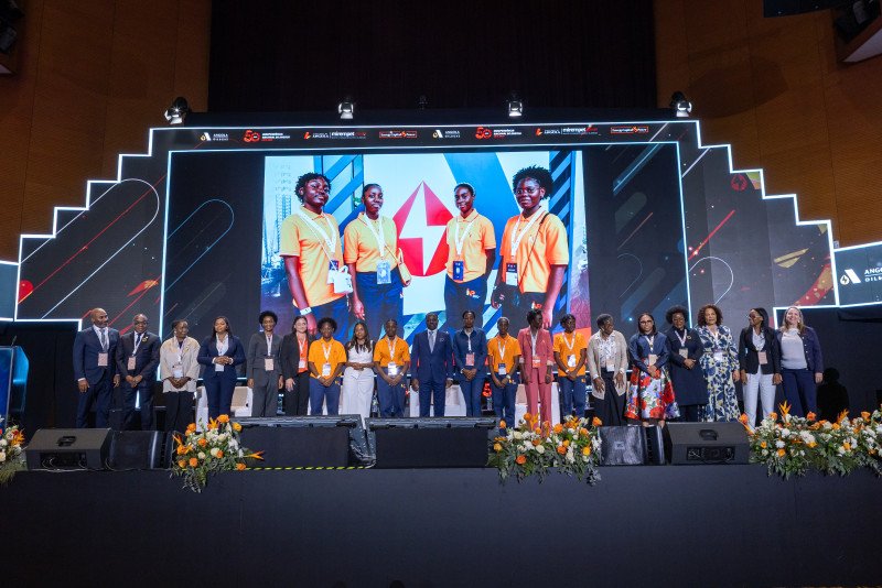 Four students receive full scholarships to study at the Instituto Nacional de Petróleos in Sumbe.