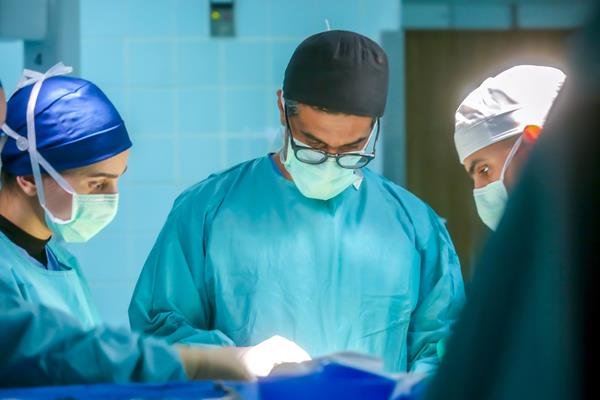 Surgeons at King Faisal Specialist Hospital perform the world’s first robotic brain tumor removal in Riyadh.