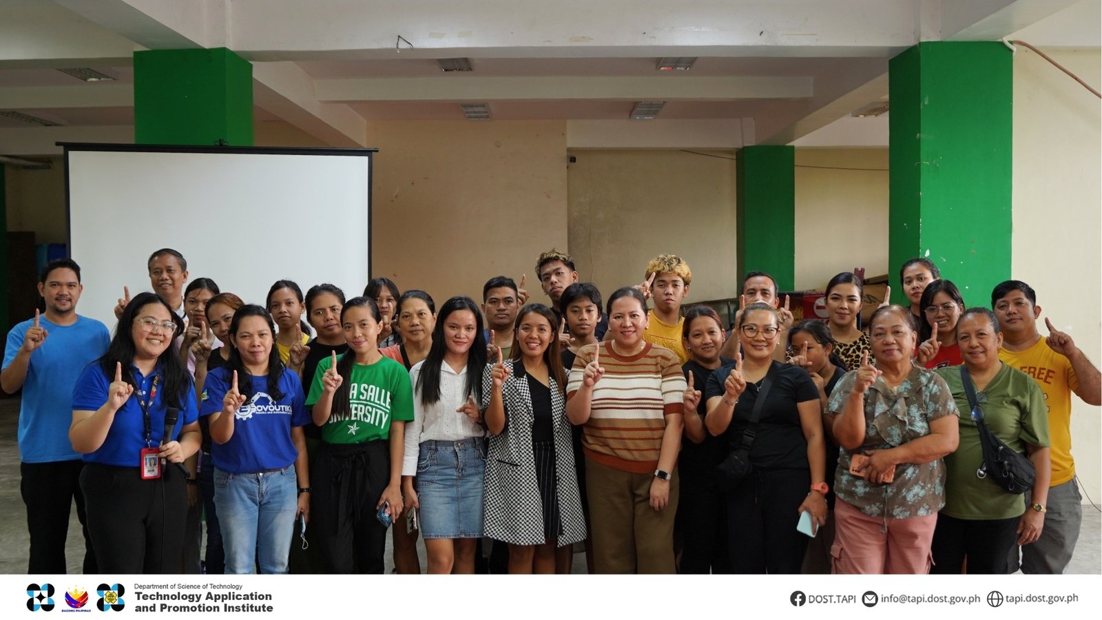 IN PHOTO: Ms. Julienne Stephanie Fabin-Agapin, inventor of UnVas; Atty. Marion Ivy D. Decena, DOST-TAPI Director; DOST-TAPI personnel; and community members of Gumamela Neighborhood Association Housing Cooperative (GNAHC) during the UnVas Community-Based Production Training held on November 15-16, 2025.