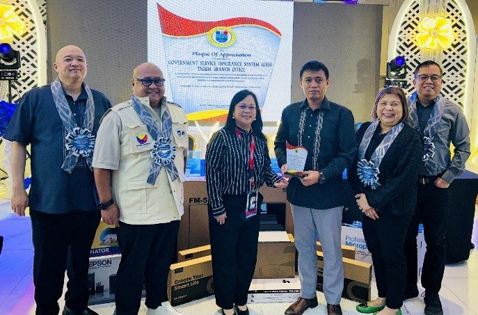 GSIS President and General Manager Wick Veloso leads the turnover of a ₱400,000 technology package under the GSIS Adopt-a-School Program to Sambolungan Elementary School in Davao del Norte, and Manasa Elementary School in Davao de Oro, to support digital learning and improve classroom instruction.
