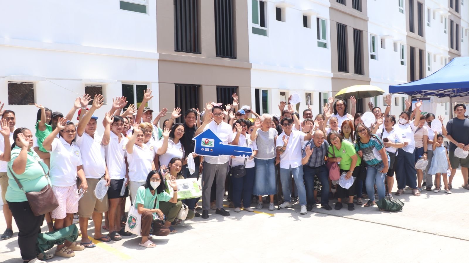 Jesse M. Robredo Village beneficiaries receive keys to their new Manila homes.
