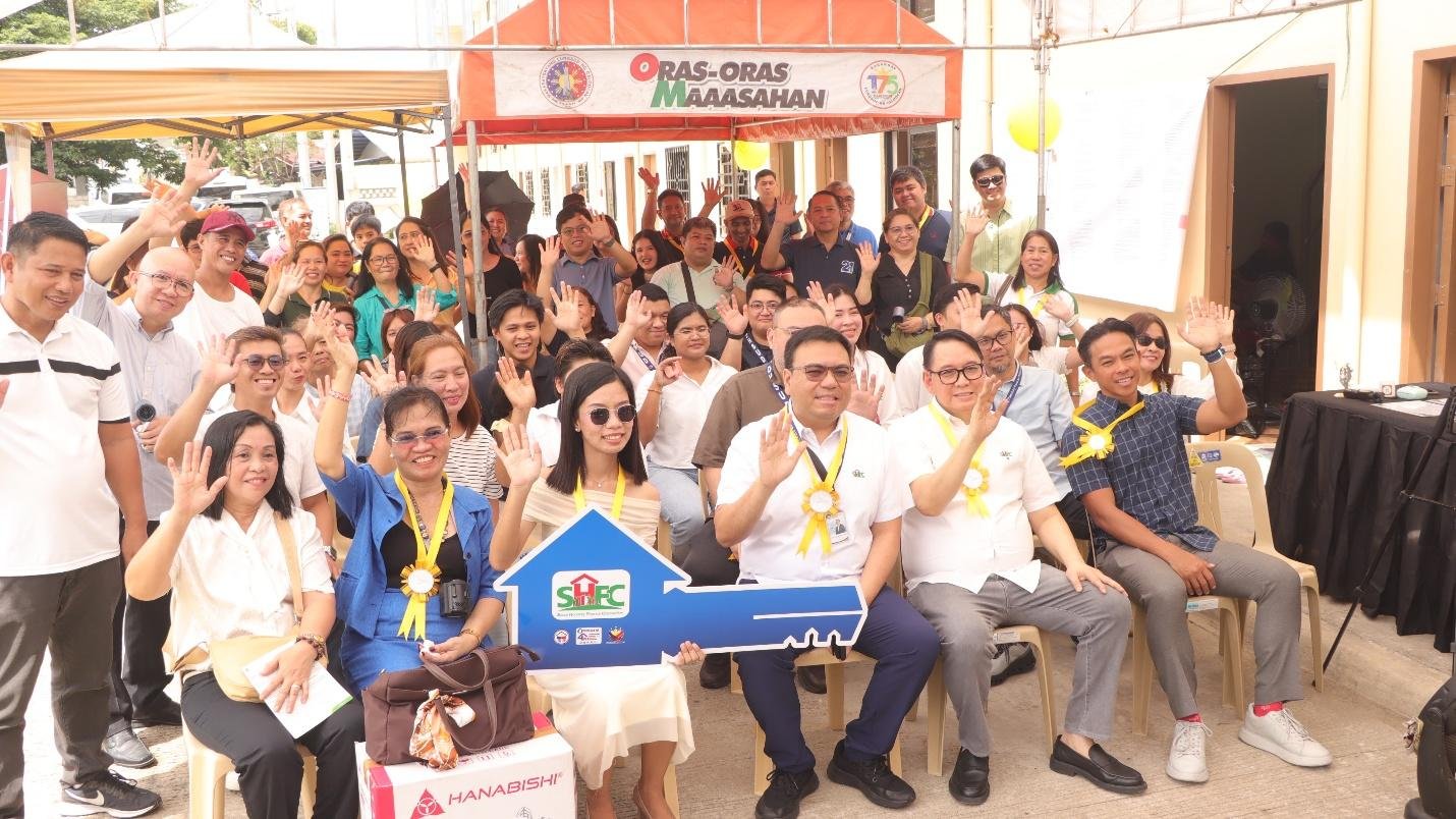 Officials from DHSUD and SHFC lead the turnover ceremony for beneficiaries of the Mapalad Ka Homeowners’ Association.