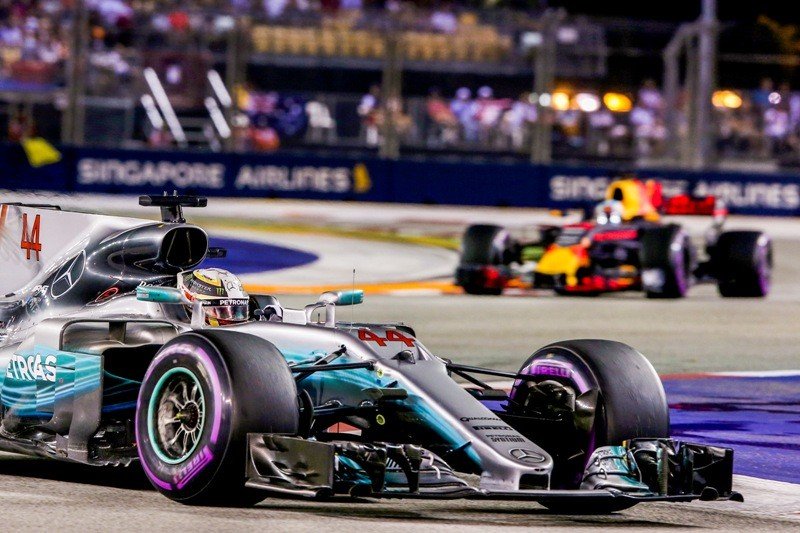 Lewis Hamilton leads Daniel Ricciardo
