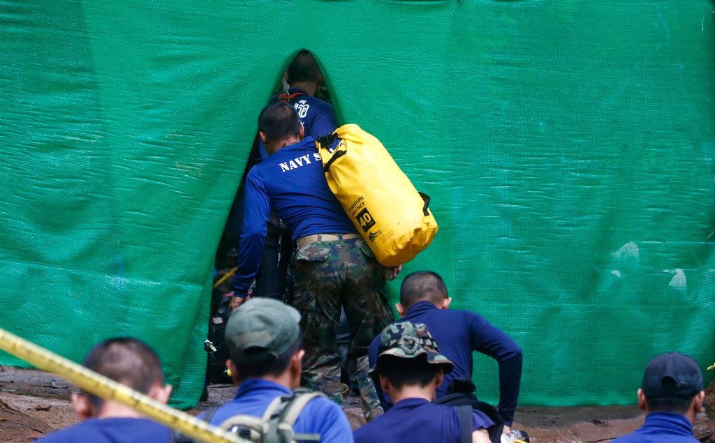 4 rescued from Thai cave in risky operation