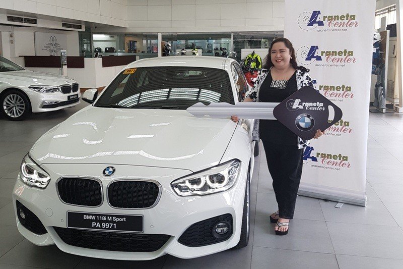 Catherine Chung is all smiles as she receives the ceremonial key to the brand new BMW 118i M sport car she won from Araneta Center and partners BMW, Petron, and Purefoods Tender Juicy. 