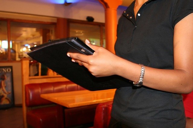 US appeals court rules for bartenders, waiters in tip fight