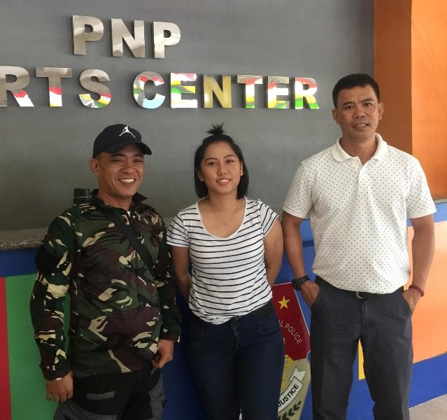 Lieutenant Colonel Vicente Flora Jr. (right) of Philippine Airforce chess team and Senior Sargeant National Master Ronald Llavanes, coach of Philippine Airforce chess team (left) take a sovenir photo with country's Woman Grandmaster Janelle Mae Frayna (center)