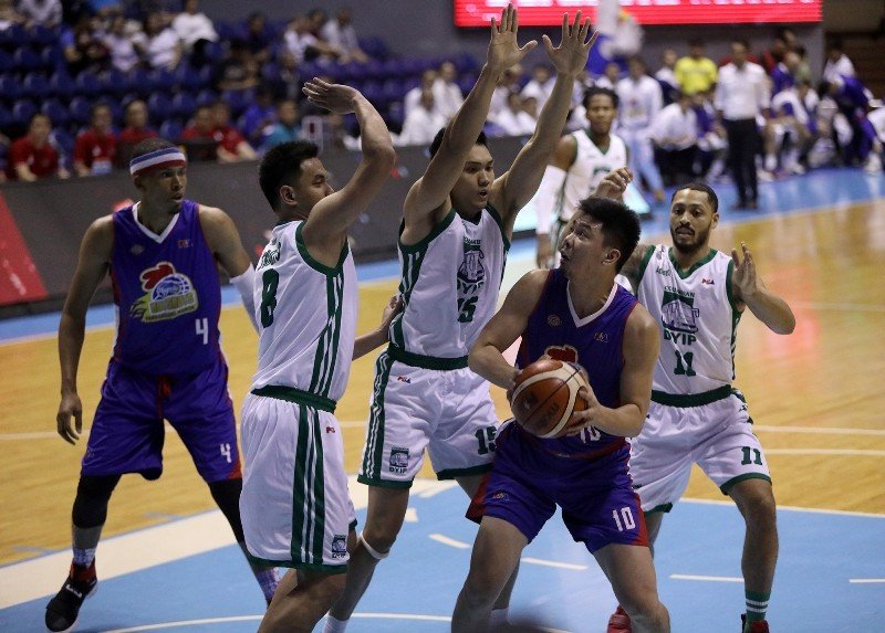 Ian Sangalang of Magnolia defended by Jeepy Faundo and Russel Escoto of Columbian (PBA Images) 