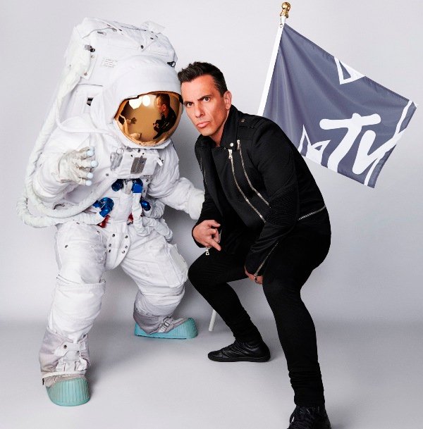Comedic powerhouse Sebastian Maniscalco to host the 2019 MTV ‘VMAs’