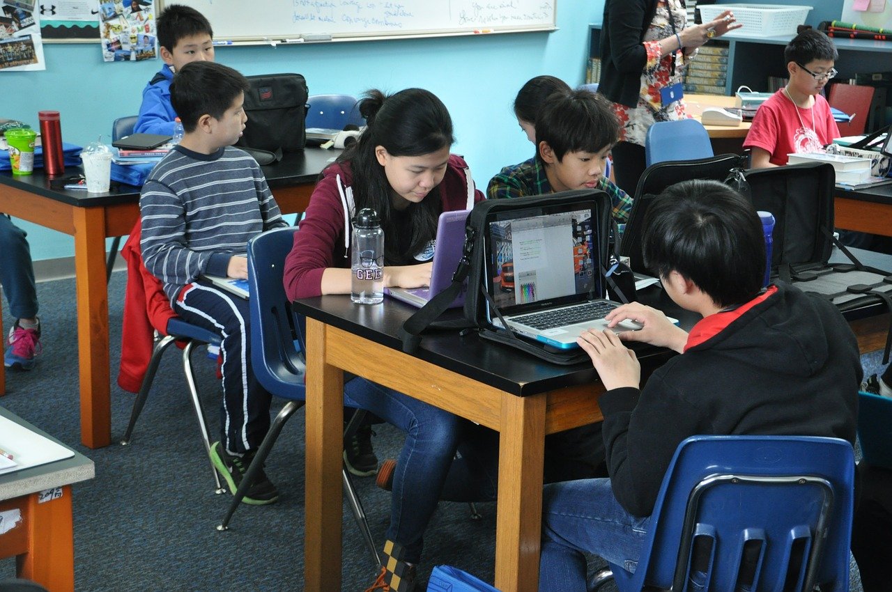 Students return to class in Shanghai and Beijing